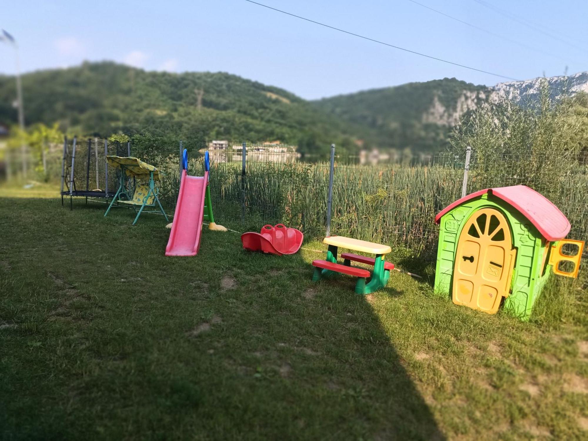 Ferienwohnung Casa Colt De Rai Ogradina Exterior foto